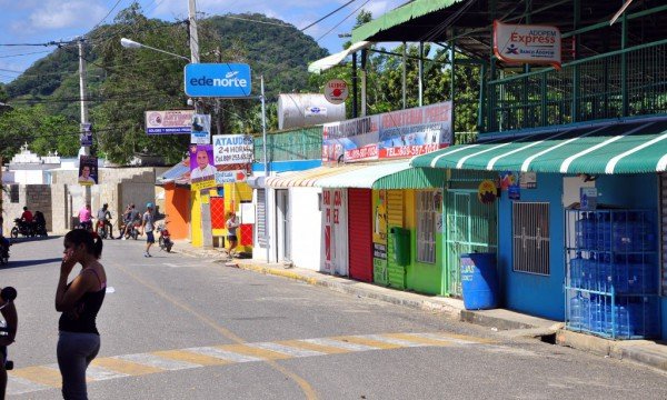 Huelga paraliza Baitoa en reclamo de agua y un cementerio